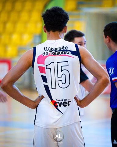 Maillot de basket blanc bleu et rose de AS UToulouse